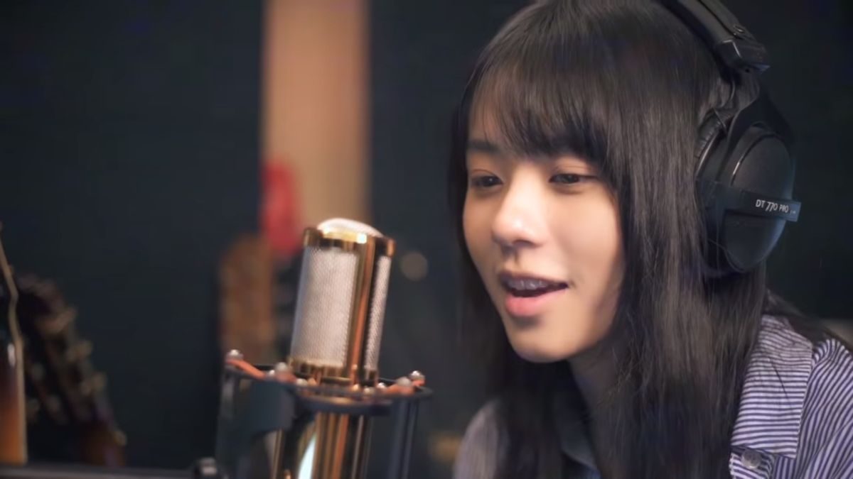 ▲超越國民初戀的正妹，限量版自彈自唱影片讓粉絲直呼看不夠。（合成圖／取自 163 braces Youtube ）