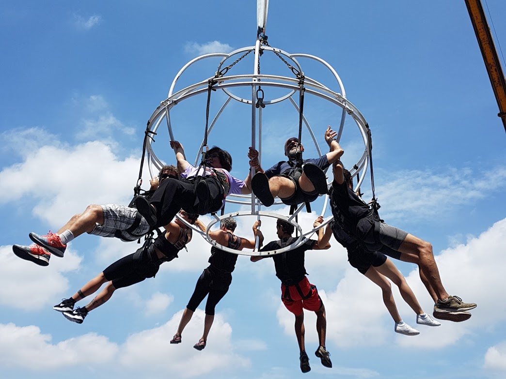 ▲羅東鎮長吳秋齡與舞者一起綁上繩索，被吊到離地四、五十公尺的空中。（圖／記者李清貴攝,2019.07.12)