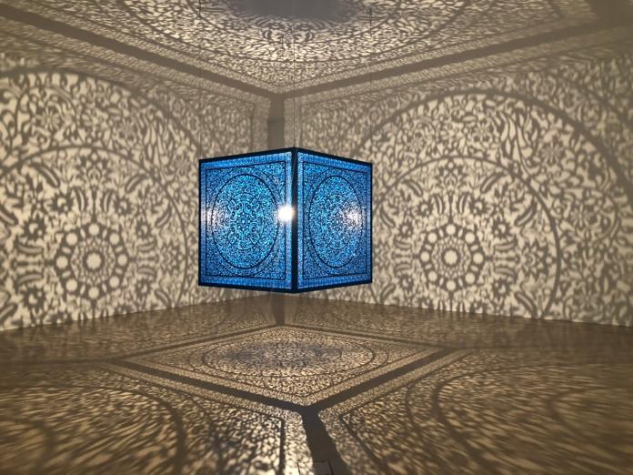 來自巴基斯坦的阿妮拉．卡尤姆．阿嘎創作的縷空立方體，表達出沒有性別、種族、文化隔閡的意念。（圖／記者林怡孜攝，2019,07,12）