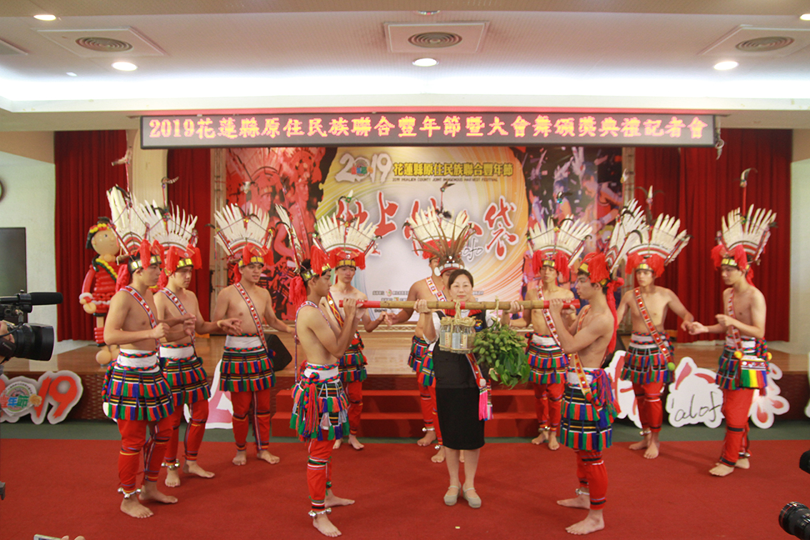▲2019花蓮縣原住民聯合豐年節今天在阿美族勇士報信下，由縣長徐榛蔚接下，宣佈聯合豐年節即將舉辦。（圖／記者鄭志宏攝）