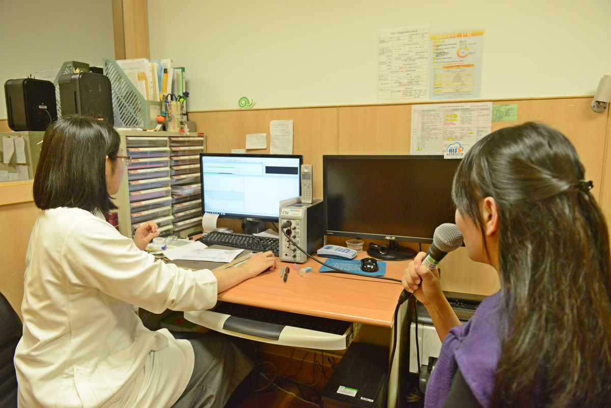 ▲黃小姐因為嗓音過高，導致聲帶長繭。（圖／台北慈濟醫院提供）