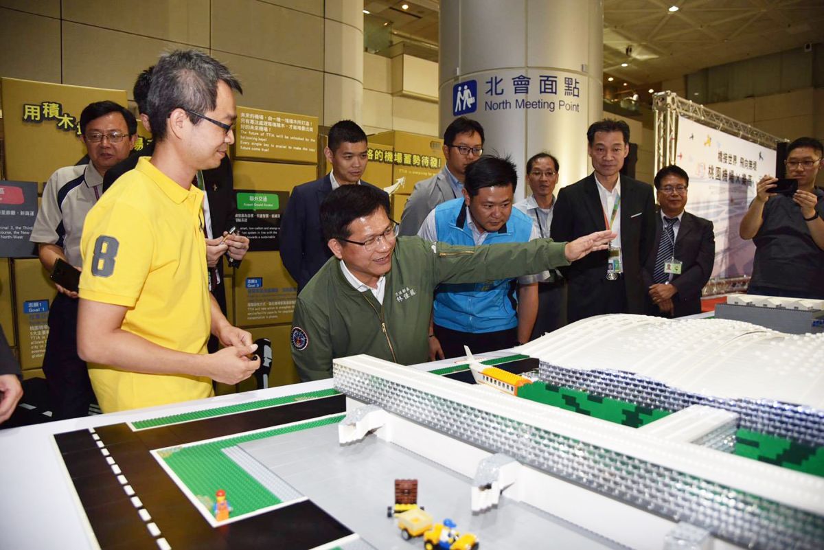 ▲交通部長林佳龍、桃園國際機場公司總經理林祥生，以及全球僅19位、臺灣唯一的「樂高認證大師」黃彥智，共同參與這項創意滿分的活動。（圖／桃園機場公司提供）