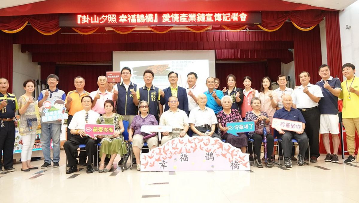 ▲彰化市公所舉辦的七夕未婚男女聯誼活動，市長林世賢邀幾對結婚已滿60年的鑽石婚夫妻為活動暖場。（圖／記者陳雅芳攝，2019.07.12）