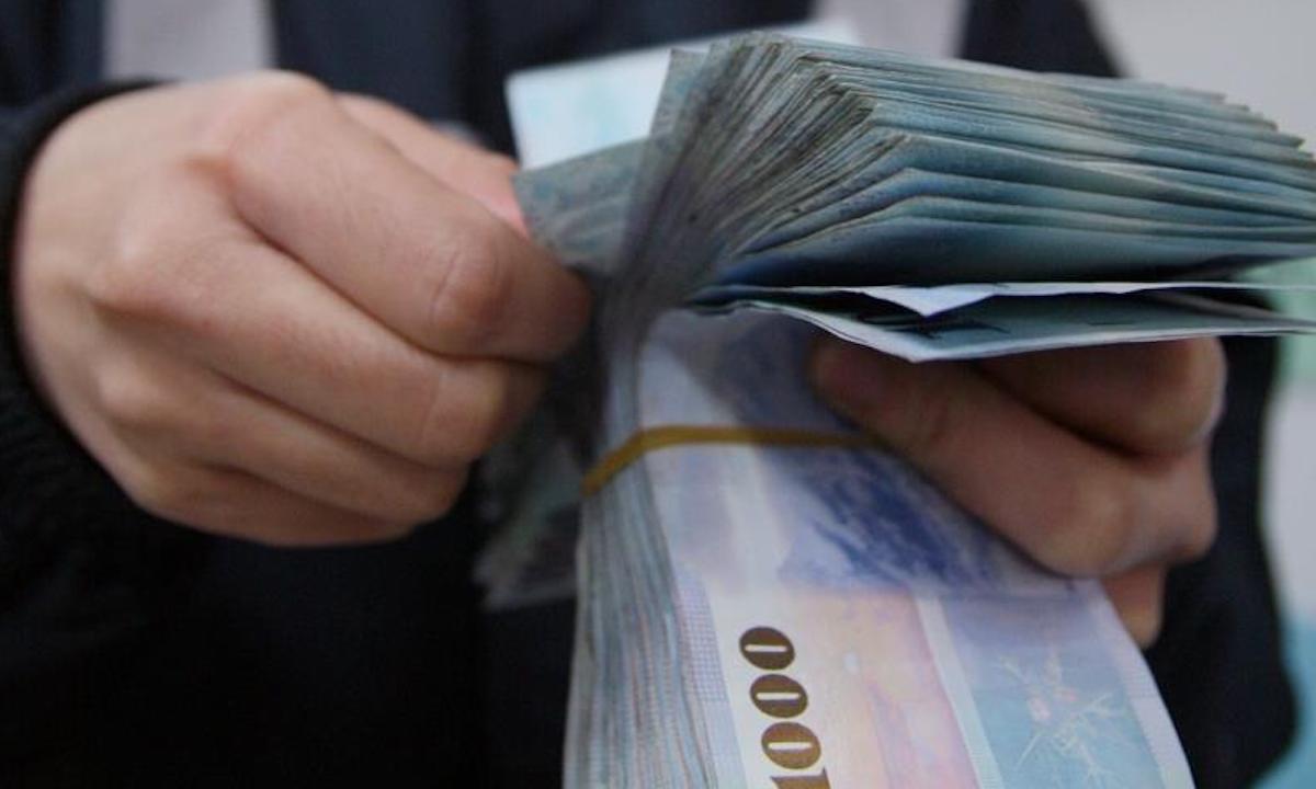 ▲台東一名網友在臉書上 PO 出自己 6 月的薪資單，上面寫著薪資 21000 元，扣掉勞健保以及事假的扣款，實際拿到的薪資僅 18257 元，比起法定的基本工資 23100 元還要少！（示意圖／中央社資料圖片）