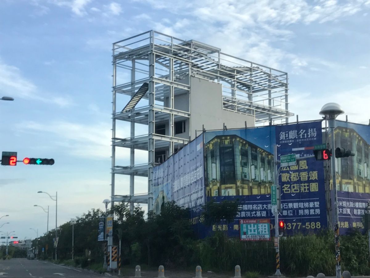 ▲員林大道二段旁一棟5層樓鋼筋混凝土透天厝，最近卻以鋼骨往前、後、上方增建，整棟房子「加長還加高」。（圖／記者陳雅芳翻攝，2019.07.12）