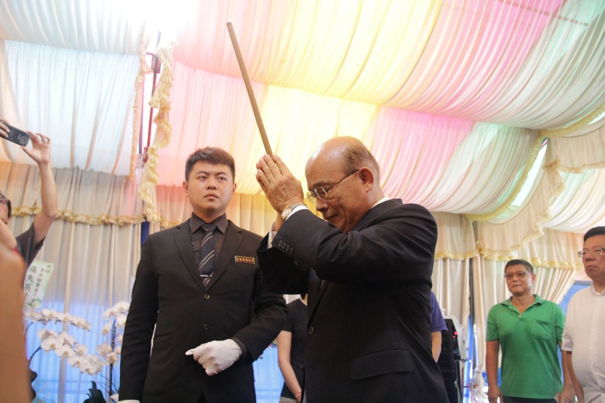 ▲行政院長蘇貞昌到嘉義弔唁勇警李承翰。（圖／嘉義縣政府提供）