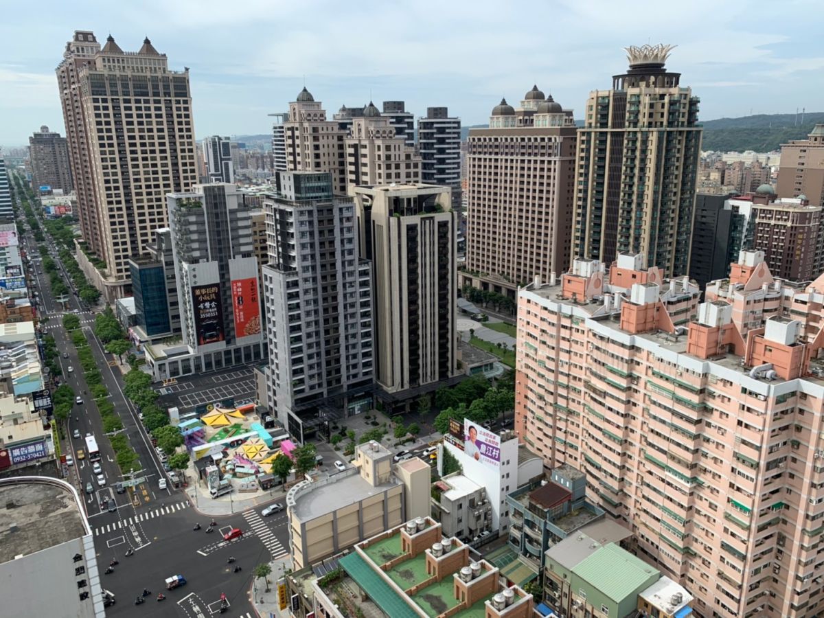 ▲桃園中正藝文特區豪宅林立，想買低總價的小宅須往外圍尋覓。(圖／信義房屋提供）