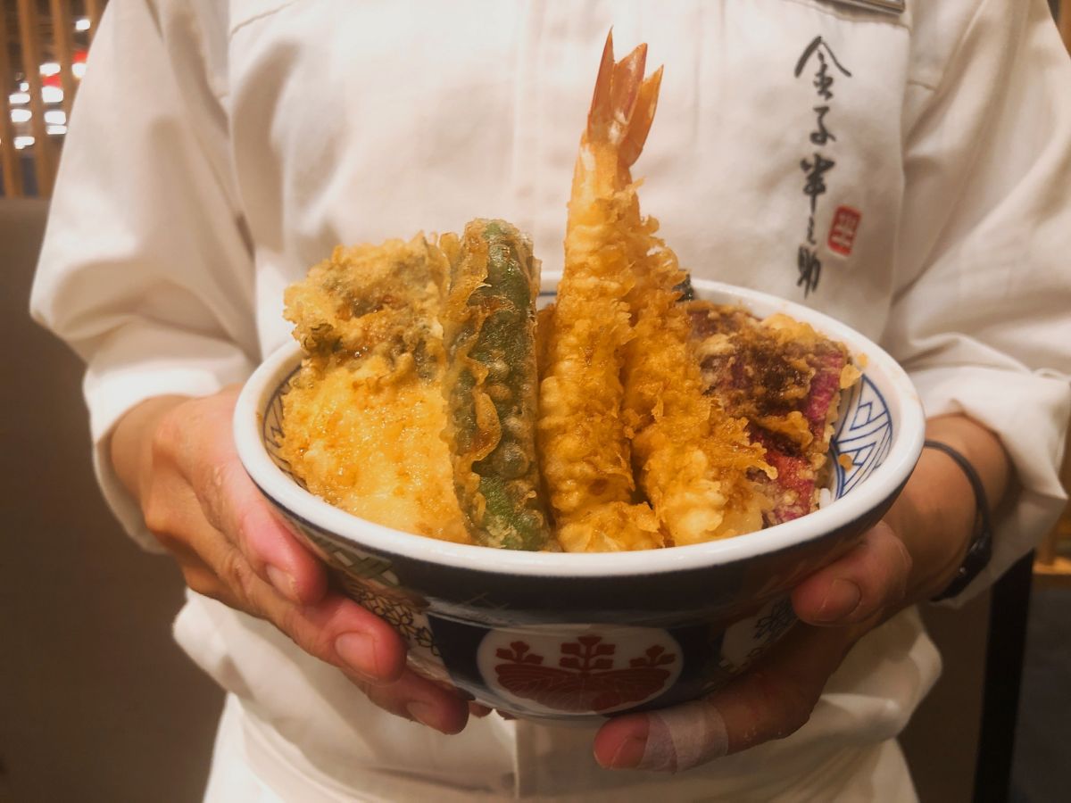 ▲看準夏日學生市場，業者推出小資價格天丼與商務天丼便當，搶攻夏日美食市場。（圖/金子半之助提供）