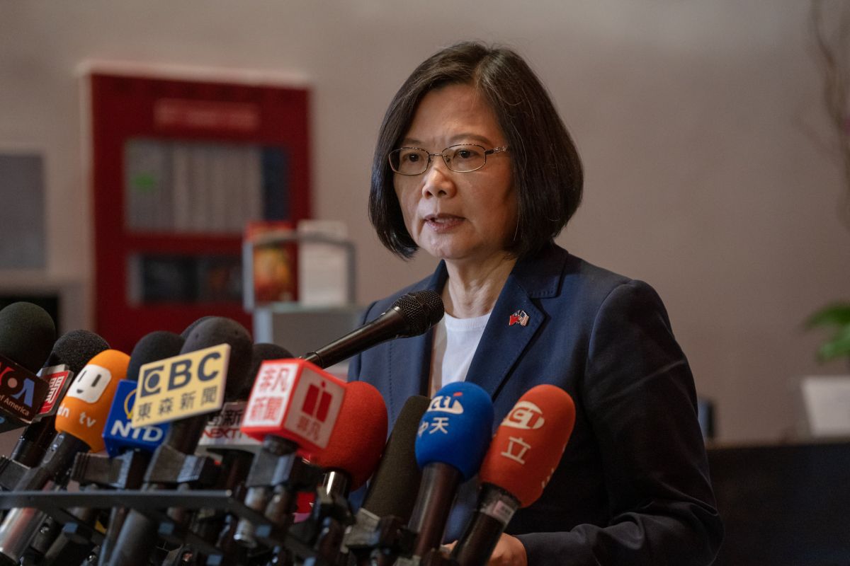 針對美國對台軍售案，中國大陸揚言將制裁美國企業一事，總統蔡英文13日表示，此次過境美國看老朋友、談台灣民主，「不需要我們的鄰居老是這樣說三道四」。（圖／總統府提 供）