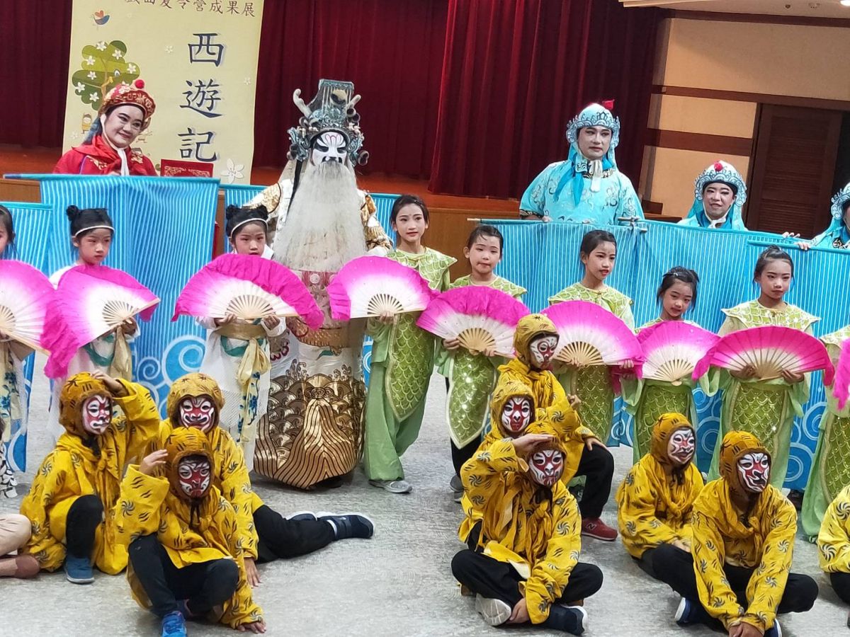 ▲客家戲曲夏令營成果發表會，活潑展現《西遊記》改編─龍王祝壽，學員克服了客語臺詞的挑戰，雖然肢體動作生澀，臺下親友團仍報以熱烈掌聲。（圖／新北市客家局提供）