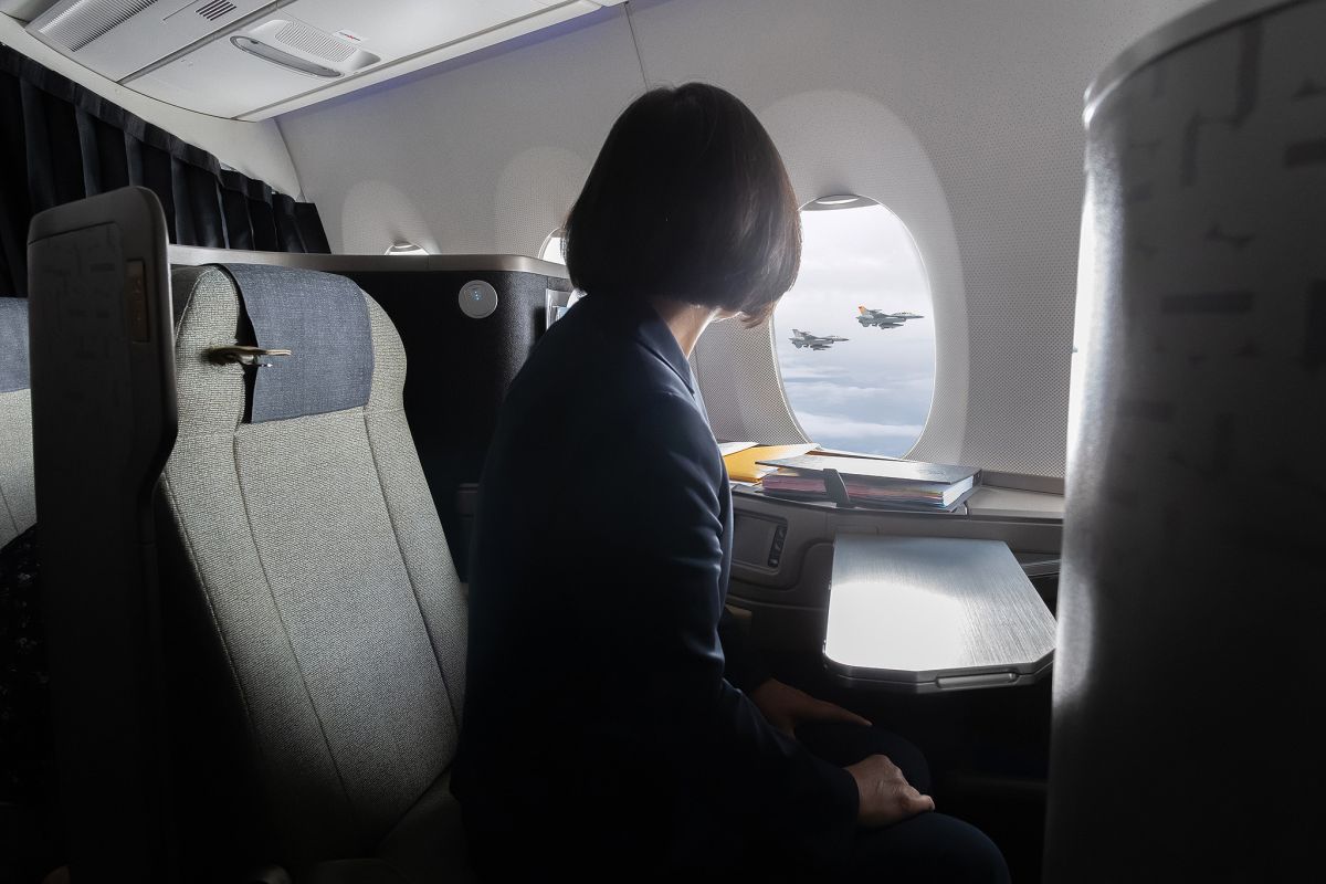 蔡英文總統此行「自由民主永續之旅」，空軍F16戰機伴飛護航。（圖 / 總統府提供）