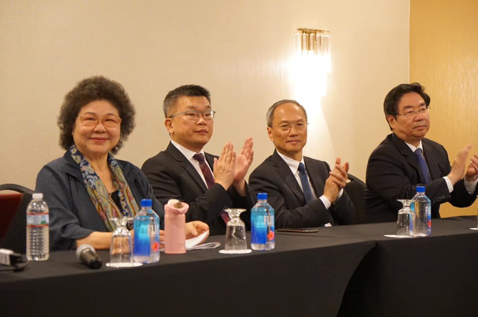 「辣台妹」總統蔡英文出訪加勒比海過境美國拚外交，一同隨行秘書長陳菊則與蔡總統兵分兩路，與紐澤西台灣商會見面會談。（圖／翻自陳菊臉書）