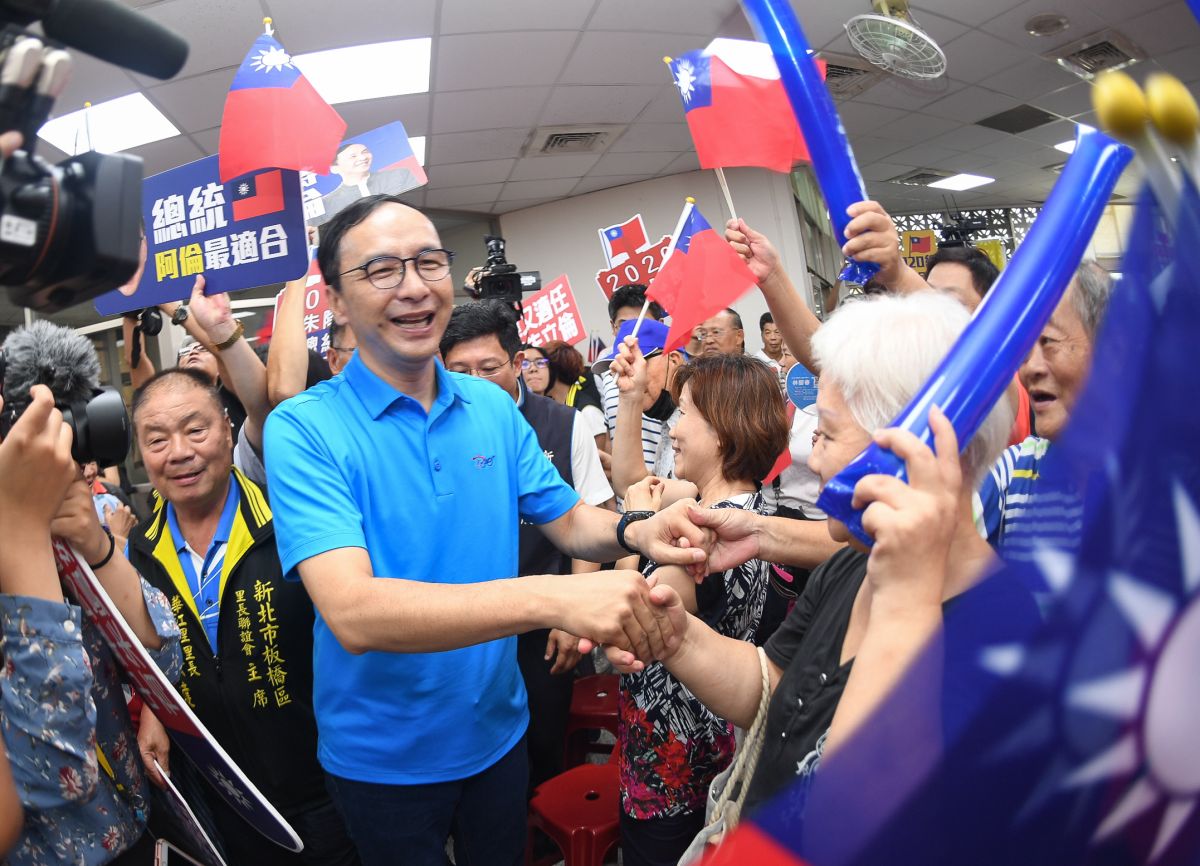 國民黨總統參選人朱立倫13日前往板橋黃石市場活動中心參加「為朱隊長加油」造勢活動。（圖 / 朱立倫辦公室提供）