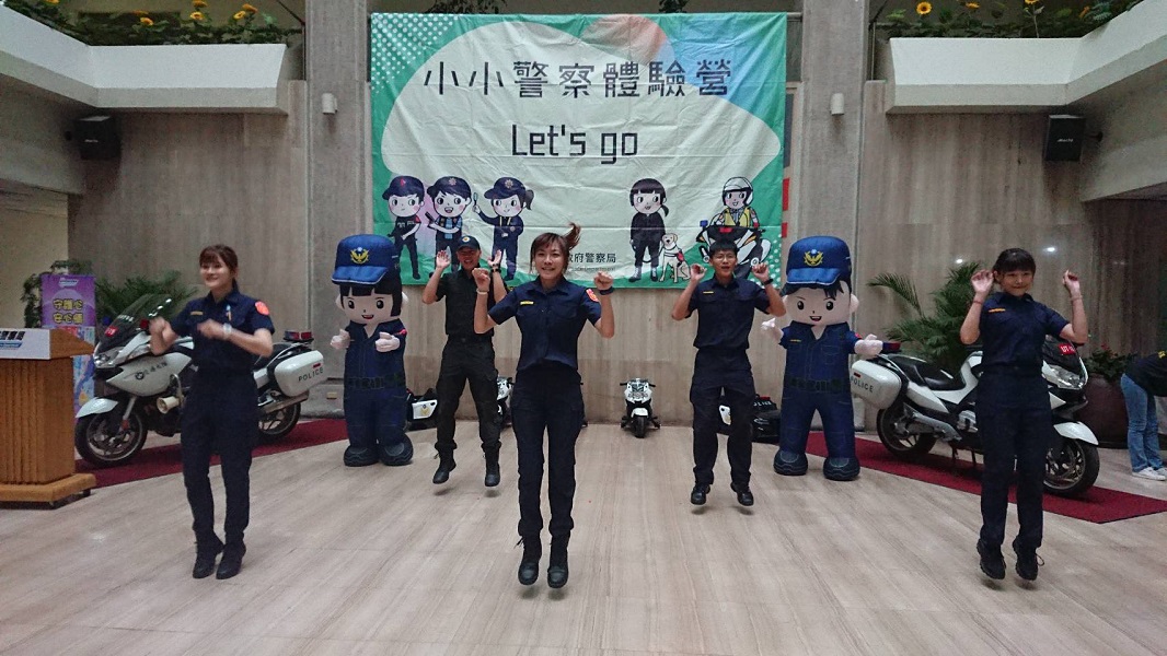 ▲小小警察體驗營的「兒童天團」以活潑的鯊魚歌開場（圖／警方提供）