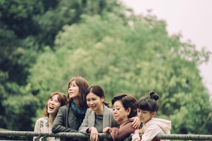 ▲伯樂影業推出的第一部電影《孤味》。（左起）孫可芳、謝盈萱、徐若瑄、陳淑芳、陳妍霏在片中飾演一家人。（圖／威視）