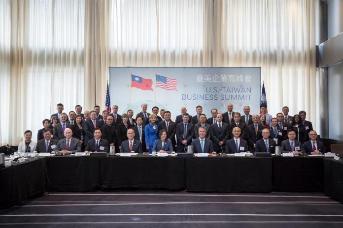 總統蔡英文出訪過境美國，出席台美企業高峰會議，跟與會成員合影（圖／總統府提供）