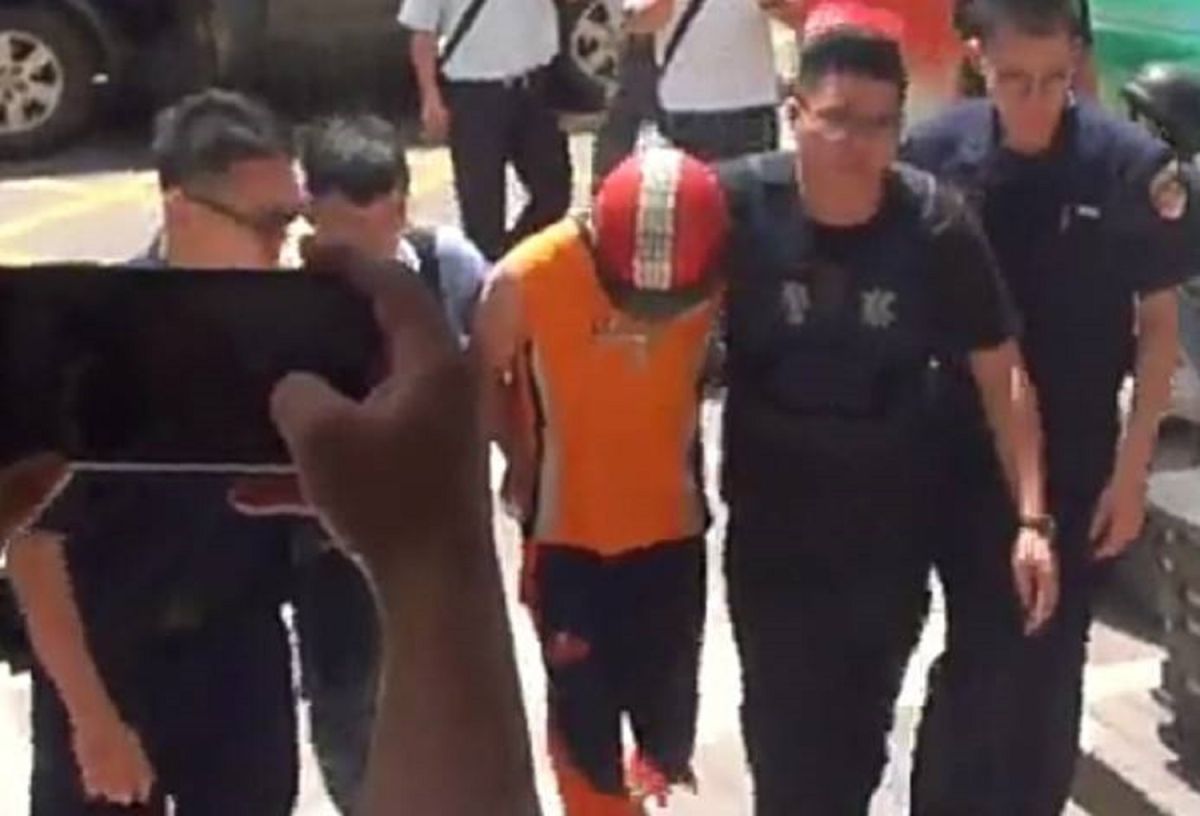 ▲高雄市警方組成的專案小組循線於中午逮捕於大社果菜市場刺死婦人的韓姓男子。（圖／記者郭凱杰翻攝，2019.07,13）