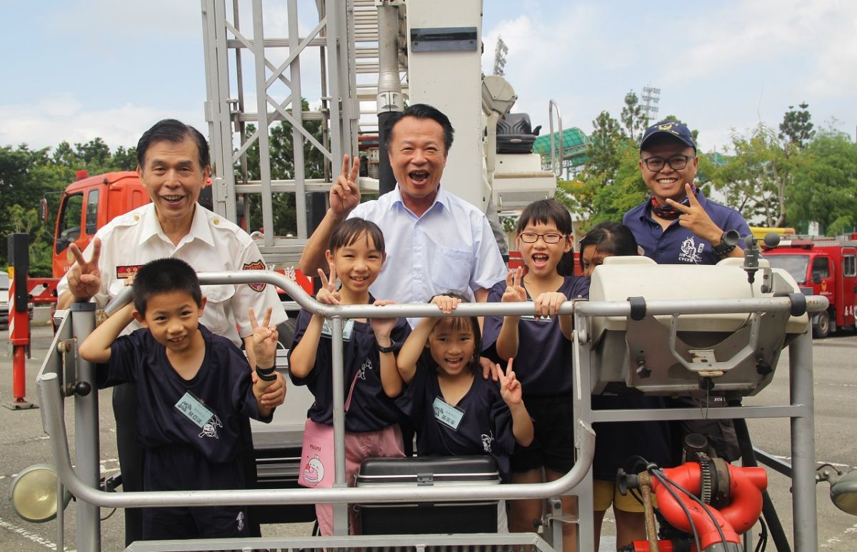 ▲翁章梁縣長帶著學童們一起體驗救災。（圖／嘉義縣消防局提供）