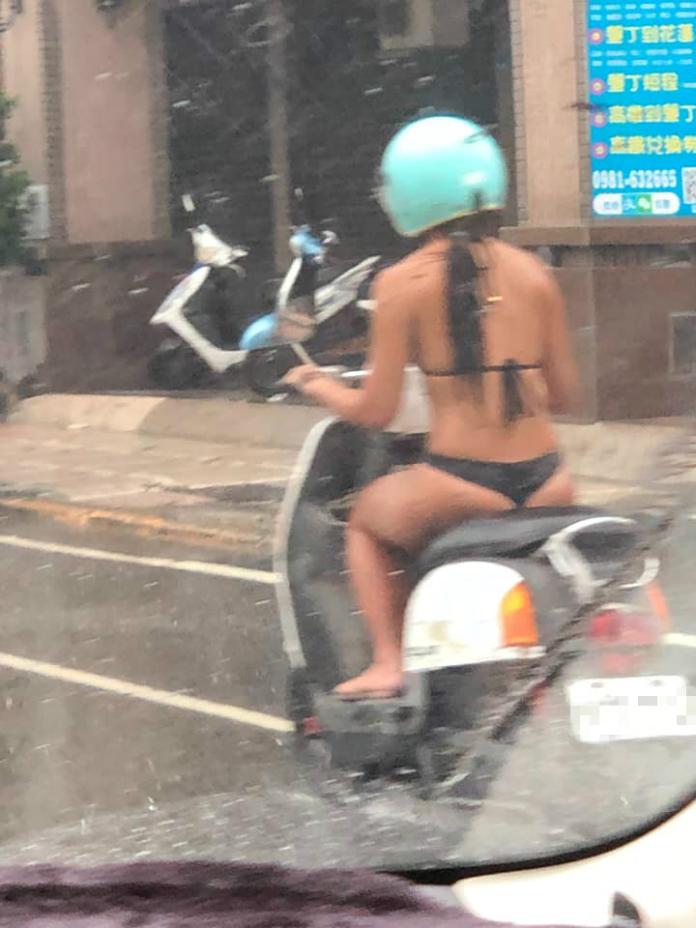 ▲馬尾妹身穿比基尼在大雨中騎車。（圖／翻攝自臉書社團「爆廢公社二館」）
