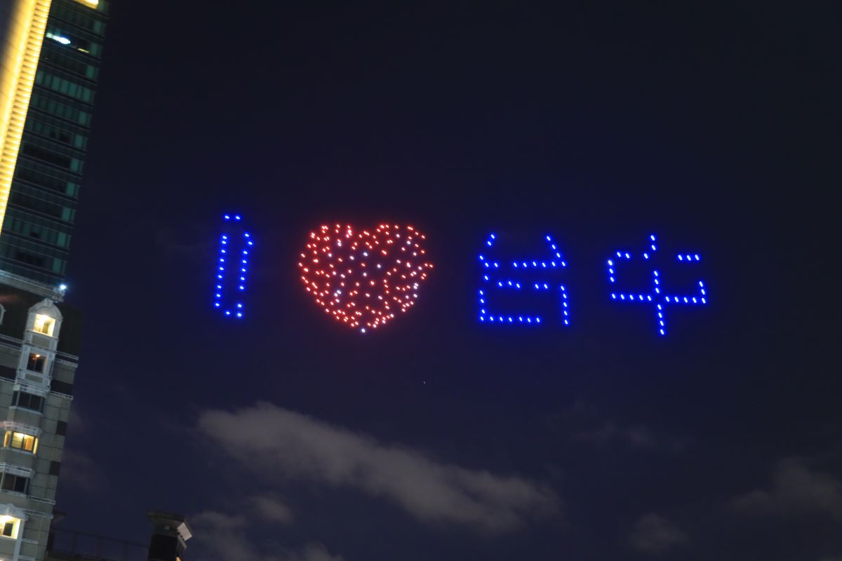 ▲宣傳台中購物節，市民廣場現場安排300架無人機動態展演，吸引萬人觀賞，全場驚呼抱以熱烈掌聲。 (圖／市政府提供2019.7.14)