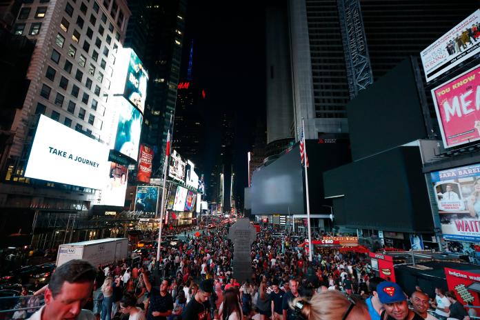 紐約曼哈頓大停電　時報廣場看板變黑、交通大亂

