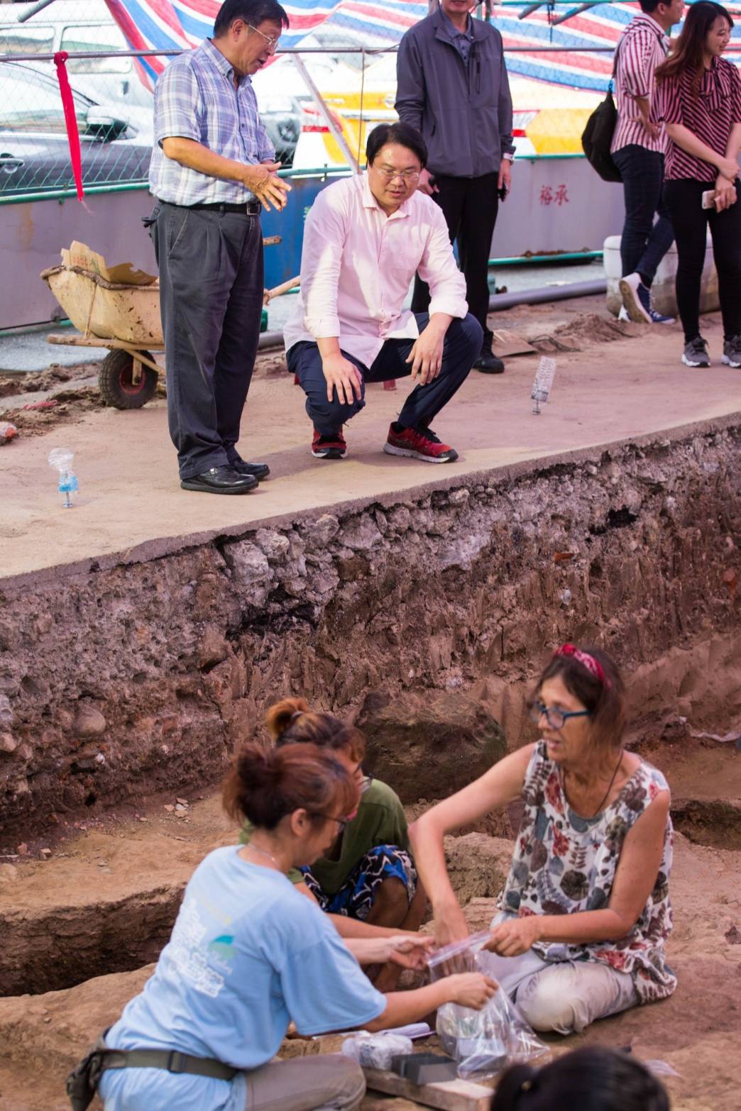 ▲基隆市和平島考古開挖不斷有新進展，基隆市長林右昌前往考古現場，向即將離台的西班牙考古團隊致謝。（圖／基隆市政府提供）
