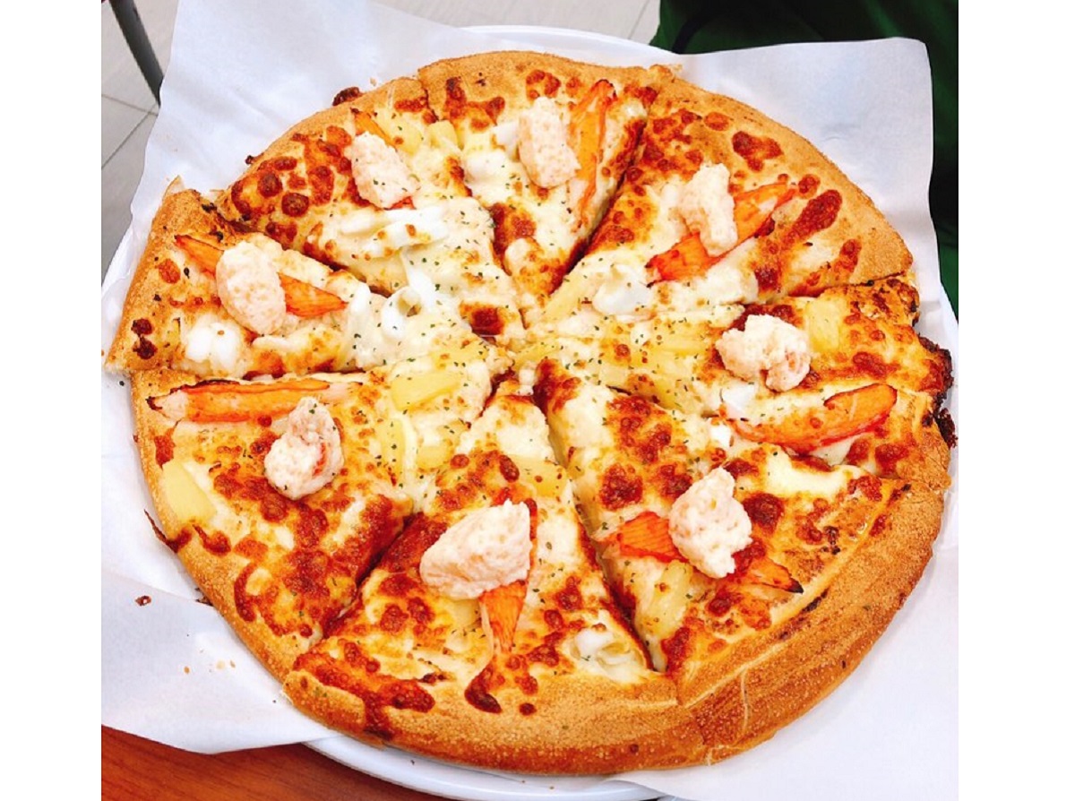 ▲台人超愛連鎖披薩店？專家神揭「3 判別法」，眾人跪著看。（圖／記者許苡晴攝）