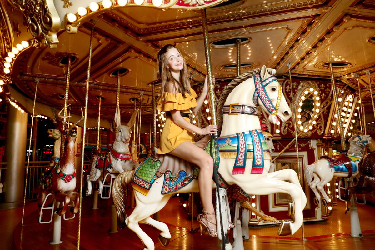 ▲安妮乘坐樂園的旋轉木馬。(圖／雲林縣政府提供)