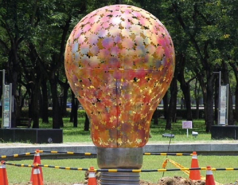 ▲「泡泡樹蛙」設置地點換成為「花羨美好」地景藝術作品。（圖／記者陳惲朋翻攝）