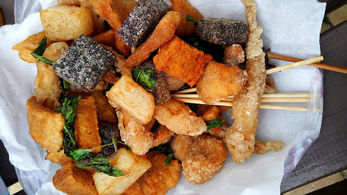 ▲鹽酥雞是台灣的「國民美食」，許多人都愛吃，不過你有聽過買鹽酥雞有低消限制嗎？（圖／翻攝自爆廢公社）