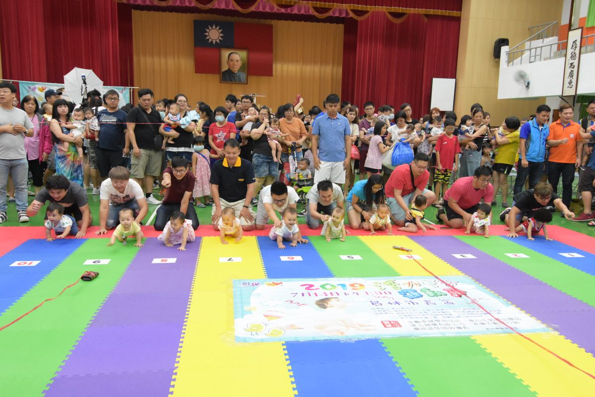 ▲最萌、最幼齒的活動「活力寶寶運動會」，於員林農工中正堂熱鬧開「爬」。（圖／記者陳雅芳攝，2019.07.14）