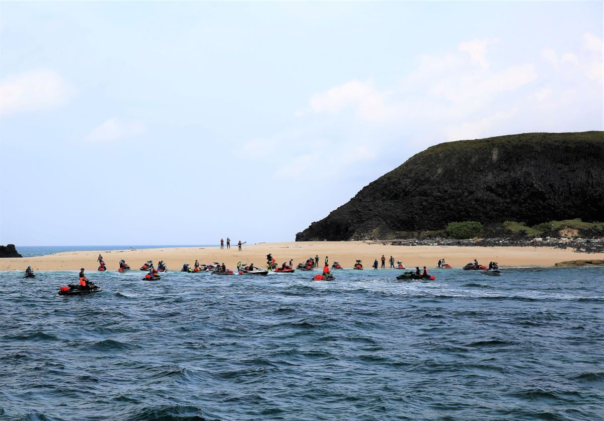 ▲來自台灣的水上摩托車隊橫渡黑水溝，直接登上小白沙嶼拍照戲水，澎湖民眾目擊氣得報案檢舉違法，目前澎湖海巡隊已介入調查。（圖／澎湖民眾提供，2019.07.14）