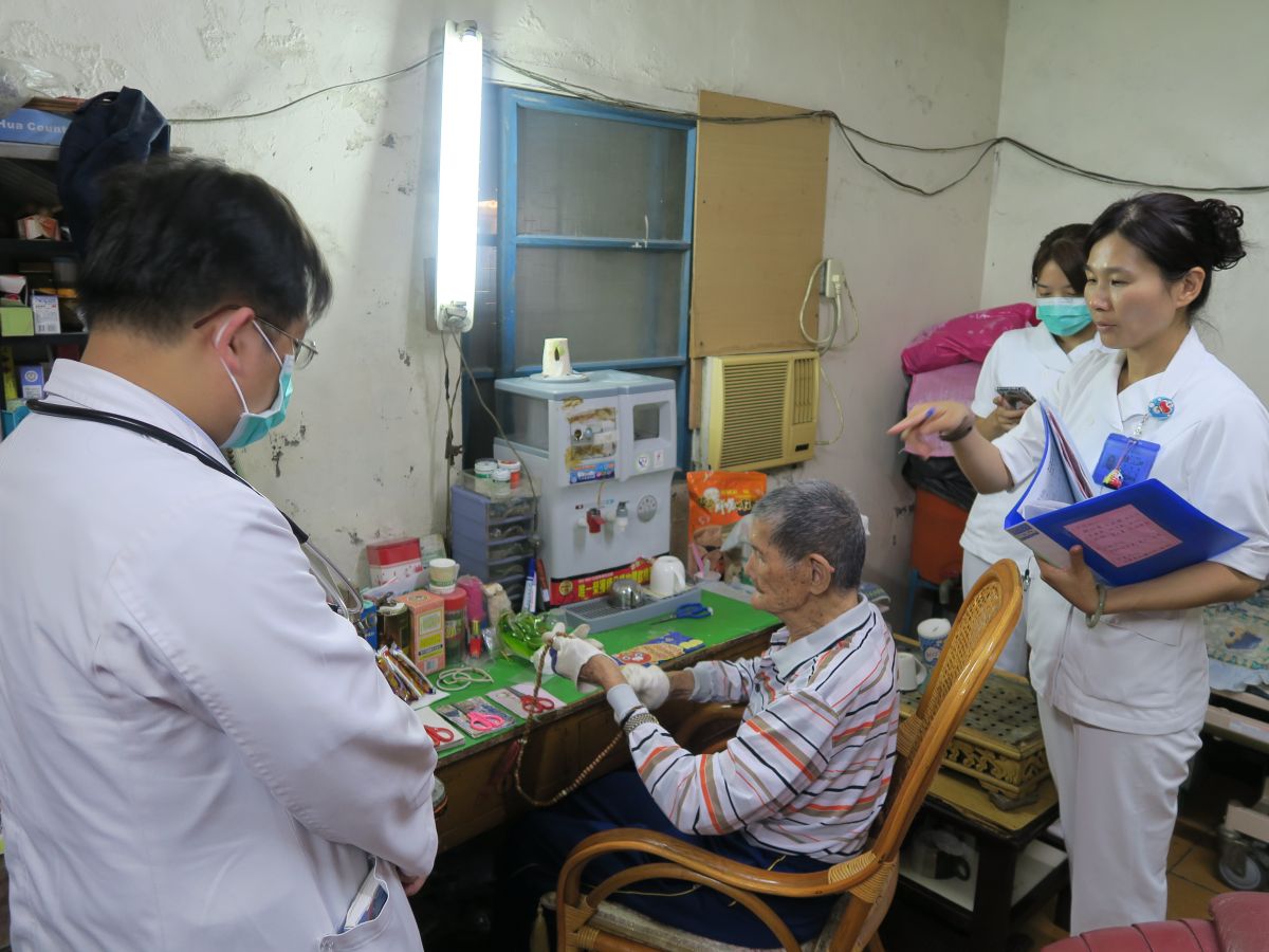 ▲由醫護人員組成居家整合照護團隊，主動走入長者或是行動不方便的患者家中，提供完整且持續的醫療照護。（圖／記者陳雅芳攝，2019.07.14）
