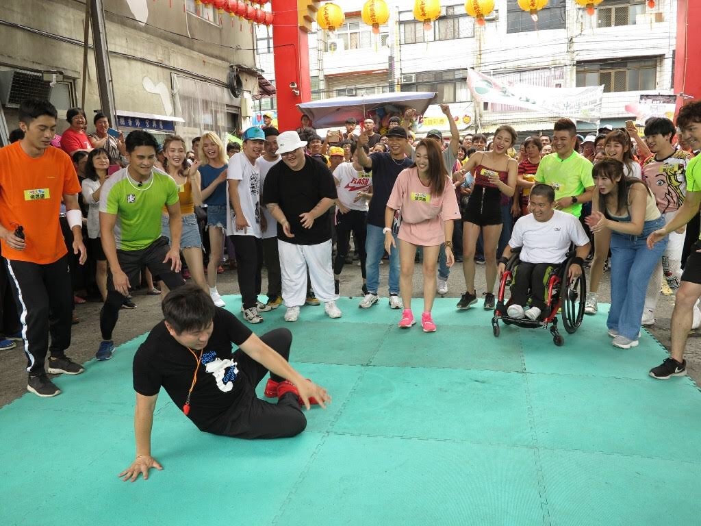 ▲胡瓜嘗試地板動作。（圖／民視提供）