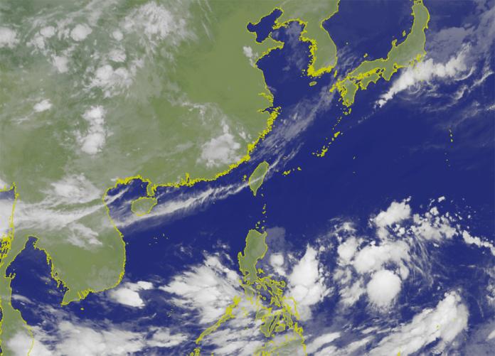 ▲目前位於菲律賓東方的一個低壓帶正在發展中，該系統最快在 15~16 日就可能會增強為今年的第 5 號颱風「丹娜絲」。（圖／翻攝中央氣象局網站）