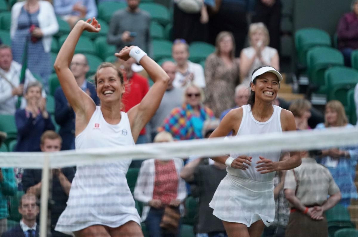 Barbora Strycova和謝淑薇摘下溫網女雙冠軍。（圖／美聯社／達志影像）Taiwan celebrate after winning the Ladies' Doubles Final of the Championships, Wimbledon against Gabriela Dabrowski of Canada and Yifan Xu of China at the All England Lawn Tennis and Croquet Club in London, United Kingdom on July 14, 2019. Djokovic won the event.( The Yomiuri Shimbun via AP Images )