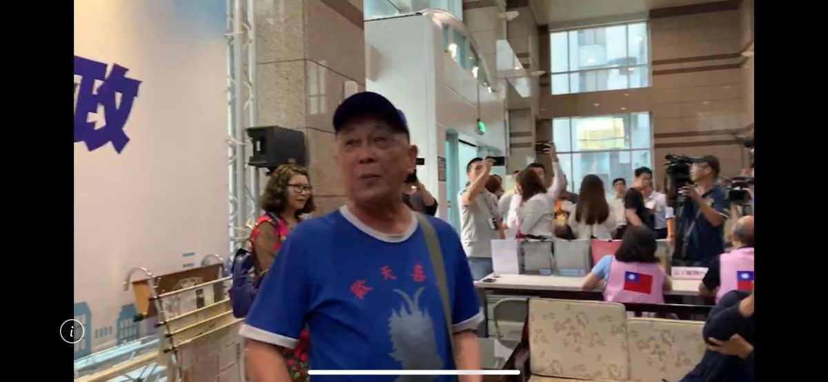 國民黨總統初選公布結果，有韓粉跑進黨中央，大喊要把黨魂找回來。 (圖/記者吳承翰攝)