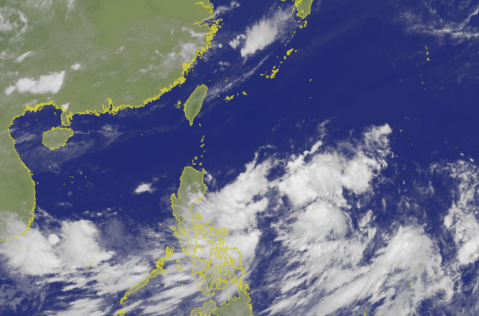 ▲目前位於菲律賓東方的低壓帶最快在今（15）日就可能會增強為今年的第 5 號颱風「丹娜絲」。（圖／翻攝中央氣象局網站）