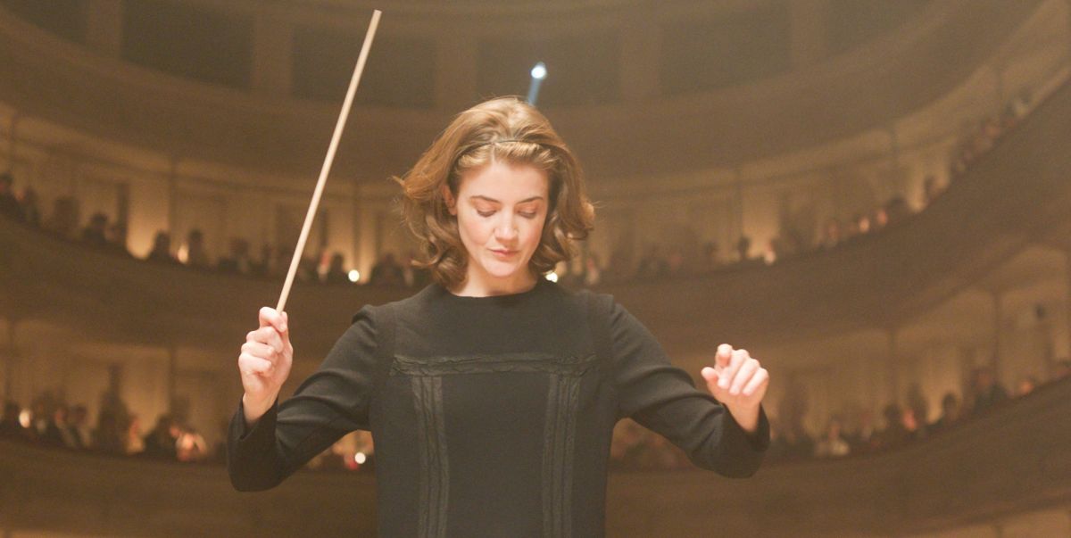 ▲克莉斯汀德布恩在電影《首席指揮家》中，飾演紐約、柏林愛樂傳奇女指揮家安東尼婭布麗可（圖／海鵬影業）