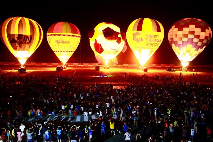 熱氣球光雕首場跨海演出　綠島遊客High翻天

