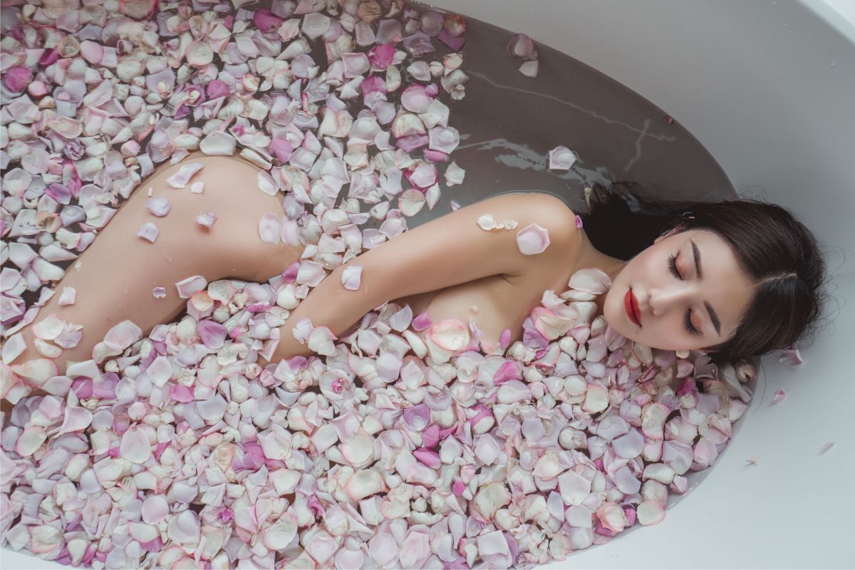 ▲邱婷婷寫真照尺度大膽。（圖／人人娛樂提供）