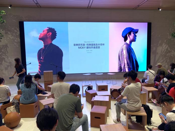 ▲金曲獎音樂創作鬼才 - 陳星翰和米奇林在蘋果Today at Apple 課程中分享音樂創作點滴。（圖／記者劉士成攝）