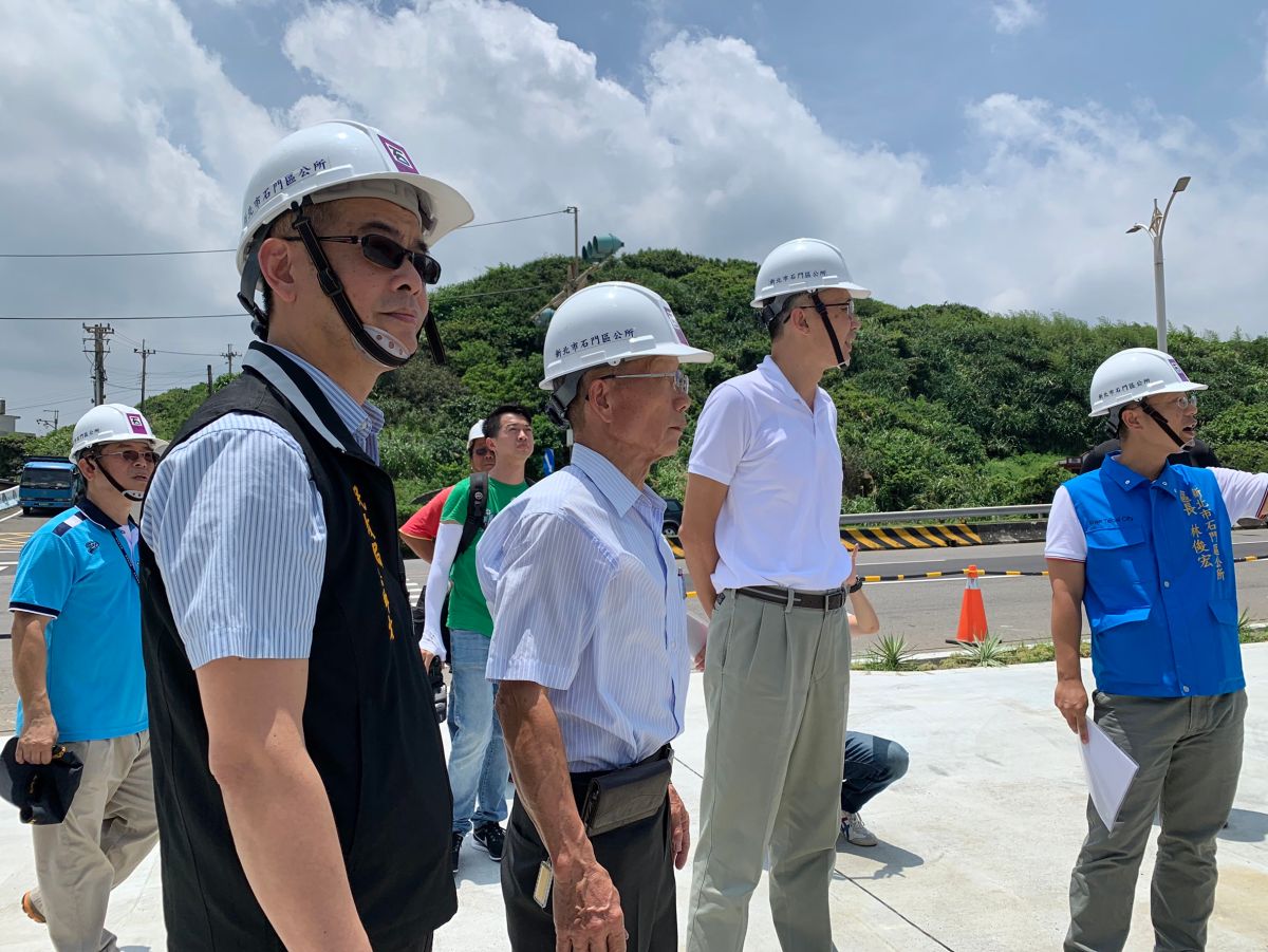 ▲新北市副市長謝政達(右二)今（15）日視察石門區山溪市民活動中心旁城鄉風貌景觀工程進度並與石門區里長交流座談。（圖／新北市民政局提供）

