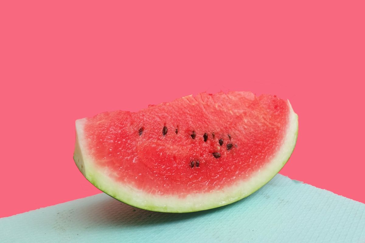 ▲弟弟給了自己一顆西瓜，殊不知切開發現竟是「新品種」。（示意圖／取自 Unsplash ）