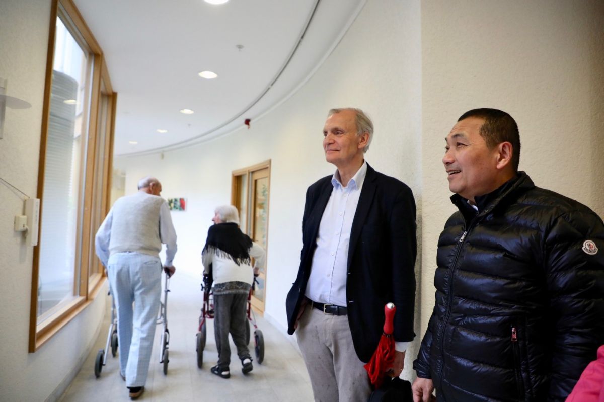 ▲新北市長侯友宜由Swedish Quality Care執行長Mr. Björn Wigström陪同參訪Löjtnantsgården老人照護中心。（圖／新北市政府提供）

