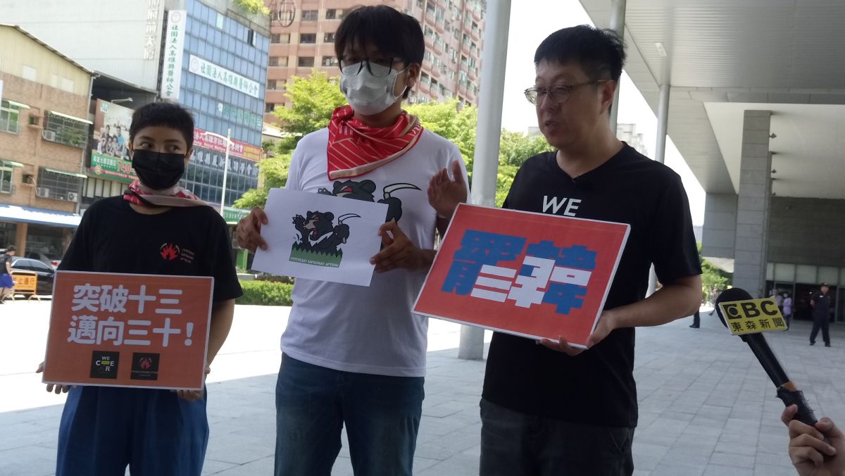 ▲民割草行動、WeCare高雄今(15)日發表「突破十三、邁向三十」連署成果,宣佈罷免高雄市長韓國瑜的連署書已突破13萬份希望全台民眾一起進行「雙主殺」。（圖／記者郭凱杰，2019.07.15)