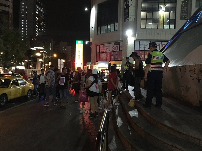 ▲台中警方動用警力，驅離假日在東協廣場席地而坐的移工（圖／移工提供）