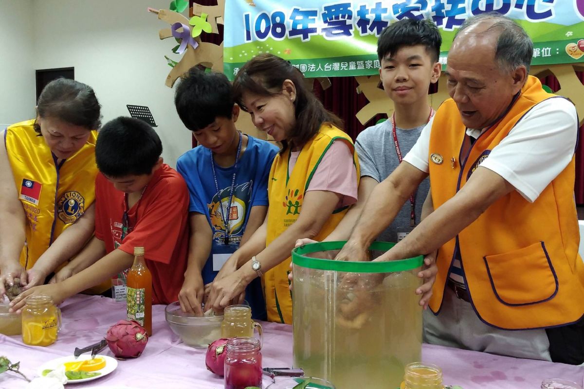 ▲動手搓洗野生愛玉。（圖／記者洪佳伶攝，2019.07.15）