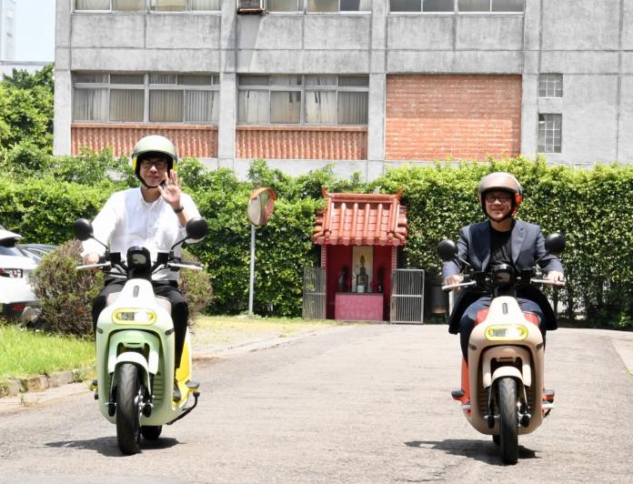 陳其邁今天參訪桃園市龜山區Gogoro工廠，還親自騎乘電動機車。（圖／行政院提供）