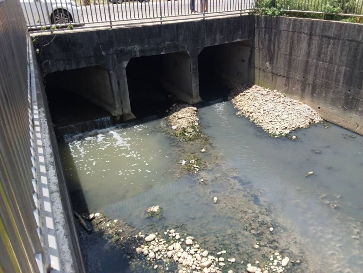▲新北市鶯歌區隆五路道路箱涵遭不肖業者排放乳白色廢水。（圖／新北市環保局提供）